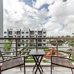 Lovely 2 Bedroom Apartment - Pool & Balcony