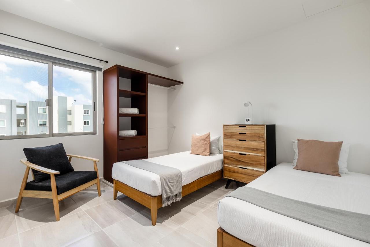 Lovely 2 Bedroom - Pool & Balcony Apartment