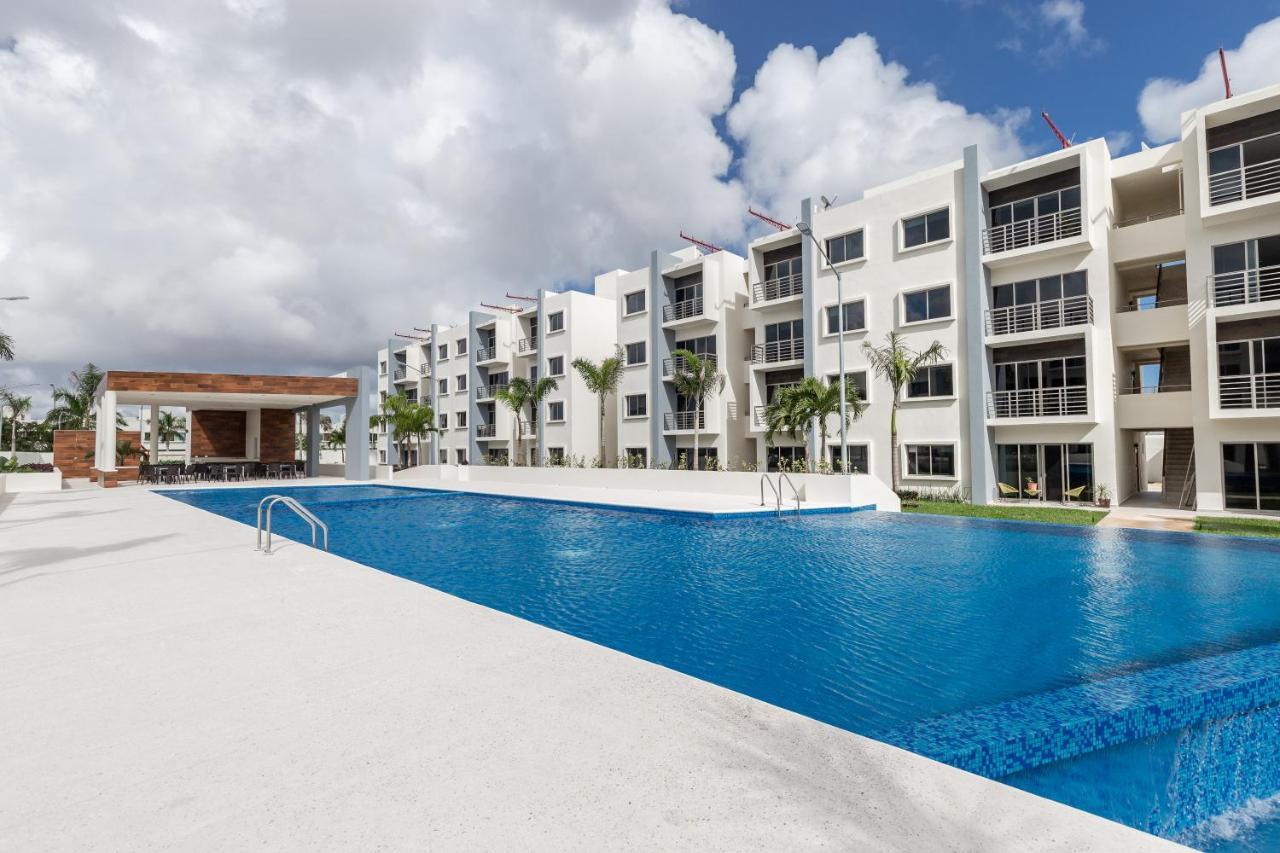 Lovely 2 Bedroom - Pool & Balcony Apartment